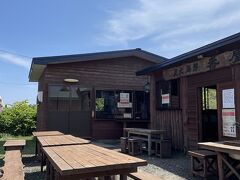 自転車を返却してランチに向かいます。
炭火海鮮番屋さんへ。
店内はいっぱいだったので、屋外のテーブルでいただきます。