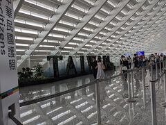約1時間遅れで台湾桃園国際空港に到着。
空港は混雑していたのか、イミグレーションに結構な時間がかかり、入国には30分以上要しました。