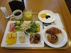 ホテル「ルートイングランティア函館駅前」の朝食。
旅行中はどうしても野菜不足になりがちですが、ルートインの朝食は野菜やヨーグルトが付いているので気に入っています。函館らしく「イカ刺し」はありましたが、イクラが無かったのが残念。

今日は函館から木古内、松前、江差と、海沿いに走る予定です。