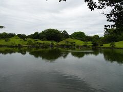 「水前寺成趣園」内へ。

綺麗に手入れされた日本庭園です。

細川忠利公から三代に渡って造園されたようですね。
園内には、「出水神社」がありますよ。

左側に見えるのは「富士築山」で良いのかな？！。
頂上が少し尖った山！。