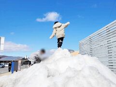 せっかくなので駅前にあるアウトレットへ。
まだまだ雪が残っていて、お買い物より雪山に夢中の子供たち。。。
ほとんどお店覗けませんでした(^^;