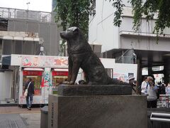 渋谷駅のハチ公の前には、相変わらずインバウンドの撮影待ち列が出来てます
なので、いつも横からのハチ公ショット