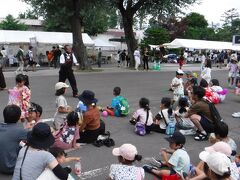 その週の土曜日。
7月29日は
旭川の隣の町。
東川町の「どんとこい祭り」です。
私の友達の旦那さんが、
大道芸人でして
こちらの祭りで、ショーをするので
今年も見に来ました。
旭川から30分かからずに、来ることができます。