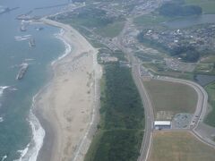 眼下には菖蒲田浜の海水浴場が見える。どうやら海水浴ができるエリアを限定しているようなので広い砂浜の中の一部だけに人が集中しているようだった。