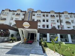 ヒティット ホテル（Ephesus Hitit Hotel）のレストランでランチです。

ここでも、サラダ3点セットがでてきました(>_<)