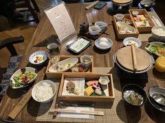 温かいものは、席についてからもってきてくれた。

ごはん、味噌汁。
お鍋は鰻を煮たもので、生卵をといて柳川風にする。