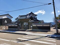 ふれあい広場を抜けてやってきたのは一筆啓上日本一短い手紙の館。坂井市の前身である丸岡町時代に町おこしとして一筆啓上賞をはじめ、その記録を残すための博物館です。一筆啓上賞は日本一短い手紙コンクールとして知られ、１９９４年に始まり地域どころか日本各地から応募されるコンクールになっています。