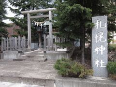 ささやかな大きさの「札幌神社」
　