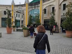 《ヴァル・デューロップＳＣ Val d'Europe SC》

駅を出て右に1・2分歩くショッピングセンターのゲートに到着。
この奥にアウトレットがあるのだが、このショッピングセンターはもの凄く巨大で、通りぬけるのに10分近くかかる。