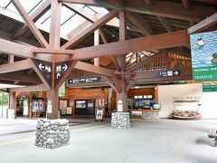 上高地はマイカー規制のため、車の場合はさわんど駐車場に停めることになります。

３連休の中日なので、混んでるだろうと思ってましたが、、駐車場周辺はやっぱり混んでますね。

朝９時、さわんど第３駐車場っていうバスターミナルに一番近いところで５台待ち。
こんな朝早くに出る車なんて無いかと思ったら、意外とあって、15分程度で停められました。駐車場が満車だったらどうしようとドキドキしてたので、良かった。
