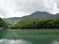 大正池。

奥に見えるのが百名山に数えられる焼岳。

しかし、雲がかかって残念ね。