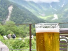 上高地ホテル白樺荘にある、ラ・ベルフォーレでいただくことにしました。

満席でしたので、近くで少し待ちました。

テラス席でいただく真っ昼間っからの生ビール、最高ですね。