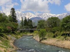 少し川の上流に行くとつり橋と北アルプスが望めます。
しかし、他の方の旅行記を見ると、この写真を撮っている背中側の上に展望台があり、そこからだと大出公園越しに北アルプスが望めるようです。事前調査不足でした。

結局、50年近く前の光景はここからは見えませんでした。もしかしたら、白馬駅裏の橋から撮った写真だったのかもわかりません。