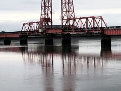 筑後川の川面に写る昇開橋の姿がきれいでした。佐賀県側の方が撮影スポットが多いです。