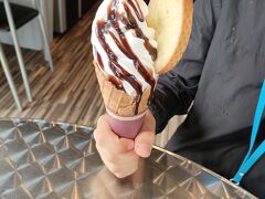 翌朝、ホテルを後にして、お土産を買いに寄ったのがチョコレートファクトリー。
暇を持て余していたチビにソフトクリームを与えて大人しく待っていてもらいました。
やっぱり味見はくれないんですよねぇ。