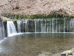 初、軽井沢ってことで少しは観光もしないととの事で白糸の滝まで脚を伸ばしました。
やっぱり滝はいいいですね！
マイナスイオンがたっぷり出ていてリラックスできます。
