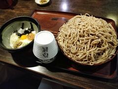 写真：藤蔵屋　〈料理・とろろそば〉
今回は、”とろろそば”を注文してみました。
「藤蔵屋」自慢の二八の手打ち蕎麦は、ボリューム満点でお薦めの逸品です。
機会があれば、新そばの時期にまた「藤蔵屋」に立ち寄り香りとともに新そばを堪能してみたいと思います。。