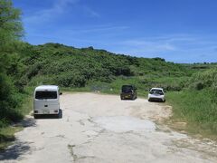 沖縄自動車道を南風原南ICで降りて一般道を迷走しながら到着。

まだあまり知られていない（と思う）絶景を楽しみにやって来ました。
舗装もされていない道の奥に駐車場らしきものがあり、車を停めます。
