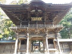 さらに歩くこと10分ちょっと。
報恩寺という曹洞宗のお寺です。
立派な山門をくぐります。