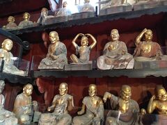 境内には、五百羅漢があります。
1731年から４年をかけて京都の仏師によって作られました。
正確には、500ではなく、499体の木彫りの像です。
中でも、マルコポーロやフビライハンの像もあるとか。。。
ちょっとおふざけモードの像もあって面白かったです。