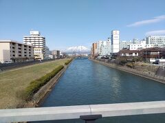 盛岡駅に戻る途中、北上川に架かる夕顔瀬橋から岩手山がよく見えました。
盛岡駅前の開運橋からの岩手山もきれいですが、この夕顔瀬橋からの方がビルとかの障害物は少なくて、きれいに岩手山を見ることができます。