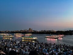 3日後の8月5日土曜日。

この日は花火大会。4年ぶり!!
めっちゃ待ってたー

ワタシら市川市側。
対岸の江戸川区がクイーンかけたりして
祭りを盛り上げる。

なんかパリピっぽくてジェラシー。
市川市ももっとはっちゃけろ。