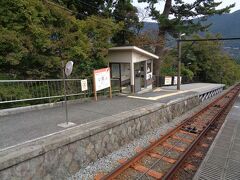 箱根登山鉄道のケーブルカーに乗りました．一見すると電車のようですが，線路の中央に太いケーブルがあり，確かにケーブルカーです．