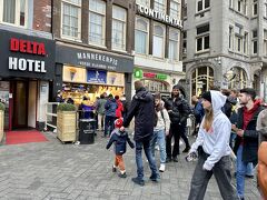 こちらもオランダ名物フライドポテト（フリッツ）。
人気店Manneken Pis （マヌカンピス）では行列ができていました。