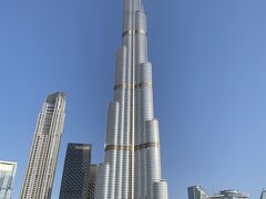 Burj Khalifa（ブルジュ・カリファ）です。
世界1位を誇る高さです。
高さは829.8mあります。
ちなみにスカイツリーは634mです。