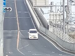 レンタカーなのでちょっと観光。
TVで見たことがある江島大橋「べた踏み坂」を見学に
確かに目で見るとすごい坂。
これを写真にすると素人では迫力が伝わりません。
やっぱりプロのカメラマンてのはすごいですね。