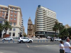 Plaza de la Marina (マリーナ広場)で下車して、バス停の目の前にある本日のホテル（写真右側の建物「ACホテル・マラガ・パラシオ」）に12：15頃に到着。
まだ部屋の用意ができないということでしたので、とりあえず荷物を預けてチェックインタイムの15：00頃まで観光に出ました。