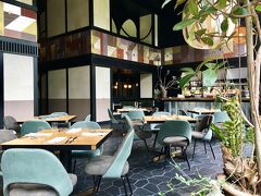 【 Kōsa / Afternoon Tea 】
https://www.kosakyoto.com/

今回はお盆前の一人旅。チェックイン前，13時半からハイティーを予約しています。

エースホテル京都のアフタヌーンティ―は，3Fのメインダイニング【コウサ】で提供されています。
・Low Tea Set　5,000円
・High Tea Set　6,500円
ですが，違いはセイボリーの有無です。ローティーにセイボリーが付いたのがハイティーになります。

今回は一休レストランで，ハイティーが 5,200円で取れました。