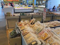 おわせ川栄では、食事だけでなく、新鮮な魚介類を店頭販売もしていて全国宅配できるので、旅行中でも買い物してクール宅急便で家まで宅配してもらえて便利。