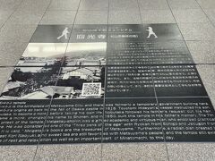 銀天街のアーケードの中を歩いていると床にこの案内が・・・
そっち方向を向くとお寺の入り口になっていました＾＾；
