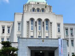 お堀通りに戻って東へ少し進むと愛媛県庁です。
1929年に建てられたものだそうであと６年で１００年！
