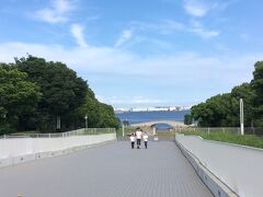 都市軸を歩く予定の2022年、今回の都市軸は「横浜ペデストリアン軸」になります。
キング軸の軌道上にある高島中央公園を通り、東へ向かって歩きました。
キングモール橋という陸橋を登ると、パシフィコ横浜の北に着きました。
