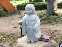 日本ブラジル修好記念碑の近くには、日本人ペルー移住100周年記念像もあります。
おかっぱ頭で和服の少女の像が、海に向かって右手を差し出していました。
