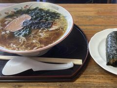 お昼ご飯にラーメン。
子供の頃に海の家で食べたようなラーメン。チャーシューじゃなく、ハムがのってた。
一緒に、やまごぼうの巻き寿司も。