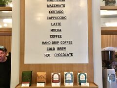 【 Stumptown Coffee Roasters 】
https://www.stumptowncoffee.com/pages/locations-kyoto-ace-hotel

翌朝7時，開店と同時に1階の【スタンプタウン コーヒー ロースターズ】へ。ポートランド発のコーヒーショップ，日本1号店であるだけでなく海外初出店です。