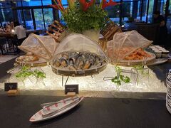 夕食はホテルのレストランでシーフードブッフェ。
思った以上に豪華でテンション上がります。