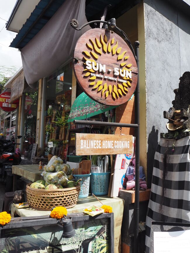 サンサンワルンで昼食。<br />ナシゴレンとマンゴジュース。73K Rp<br />お客さんがあふれてましたが、ぎりぎり待たずに座れました。<br />とてもおいしかったけど、量は少なめ。<br /><br />男の人は満足できないと思う。