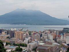 少し歩くと展望台に到着。正面に桜島。