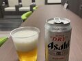 リムジンバスで夕刻前に成田空港に到着。第２ターミナルのカードラウンジで無料の１杯をいただきます(^o^)
今回はＥ社のツアーに１人参加です。３年８カ月ぶりということもあり、このラウンジも久々に来ましたが、かなりガラガラでした(^_^;)コロナ禍からの完全回復はまだまでしょうか。