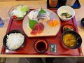 第２ターミナル４階のJapanese cuisine restaurant KAMI-HIKOKIです。まあ、フードコートですね。麺類や定食などいろいろいろ置いてあります。
何となく生の魚を食べておきたくなり、刺身定食です。期待ゼロでしたが、最近の解凍技術の進化は素晴らしく(^o^)特にまずくはありませんでした。美味いというほどでもありません(^_^;)