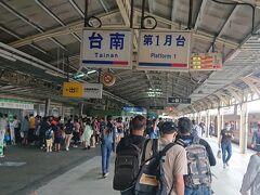 台南駅到着。曇っていますが、本当に体に絡まりつくような湿気を含んだ暑さ、、。すでに体力が奪われるか感じが、、