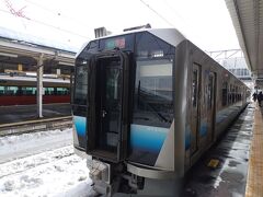 新青森駅から、青森駅までは奥羽本線の列車で乗り継ぎです。
青森駅も雪がいっぱいです。