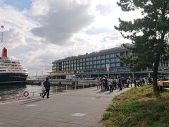 カップヌードルミュージアムパークの先は、「横浜ハンマーヘッド」。
「横浜ハンマーヘッド」では、客船「にっぽん丸」にてポケモンのイベント「ポケモントレーナーズクルーズ」が開催されてます。
