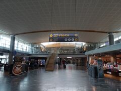 オスロ空港では、ノルウェー国内に行くのに出国審査。