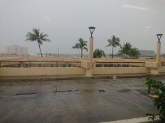 ホノルル空港に到着。あいにくの雨ですが、空港で入国審査やら何やらしてたら、止みました。