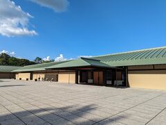 やっと京都迎賓館だ！
館内に入る前に靴を脱ぎ、用意されたスリッパに履き替えるのだが・・・
これが何と太陽に照らされた場所に置かれているのでメチャ暑いのなんの(閉口)
おまけにすぐ脱げそうな感じの履きにくさで・・・
これ、何とかならんのかしら？